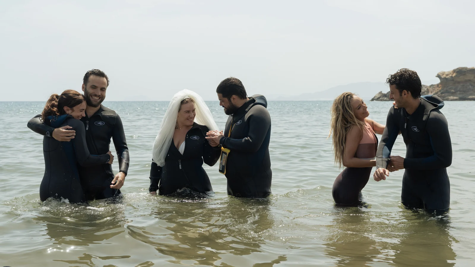 O grupo de amigos de All the Truth in My Lies aparece reunido dentro do mar.