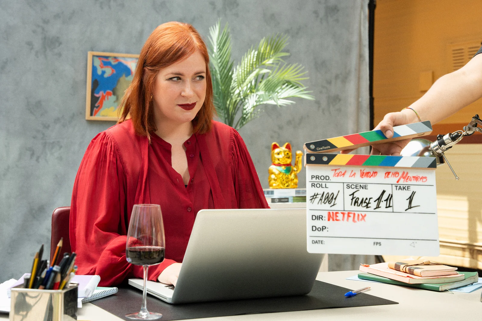 Uma mulher ruiva aparece diante de um notebook em uma imagem oficial da minissérie.